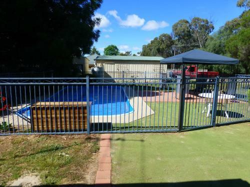 Golfers Retreat Motel