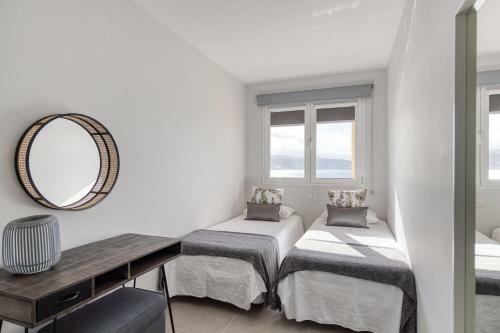 Living Las Canteras - Bright Beachfront Apartment