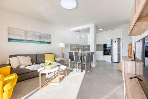 Living Las Canteras - Bright Beachfront Apartment