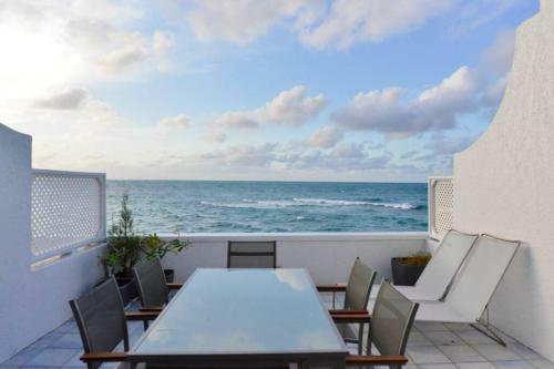 Villa Seashells By The Seashore - Absolute Waterfront