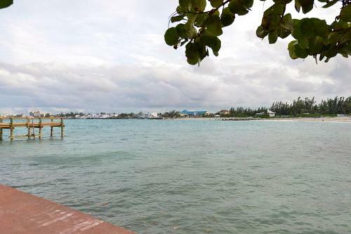 Villa Seashells By The Seashore - Absolute Waterfront