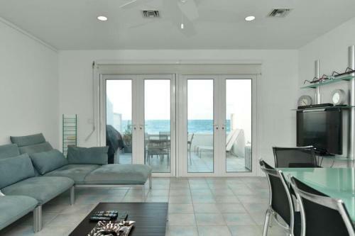 Villa Seashells By The Seashore - Absolute Waterfront