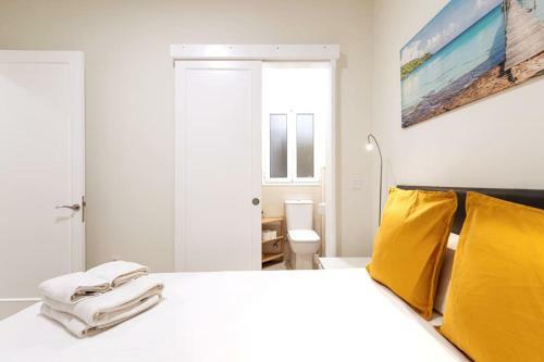 Beachside Apartment With Lateral Sea View