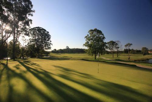 Hotel Riverside Oaks Golf Resort