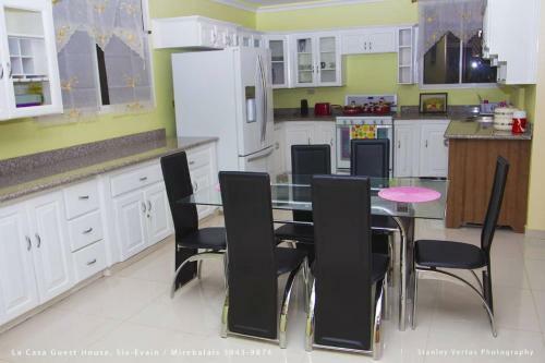 Hostal La Casa Guest House And Bar