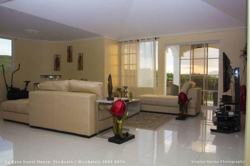 Hostal La Casa Guest House And Bar