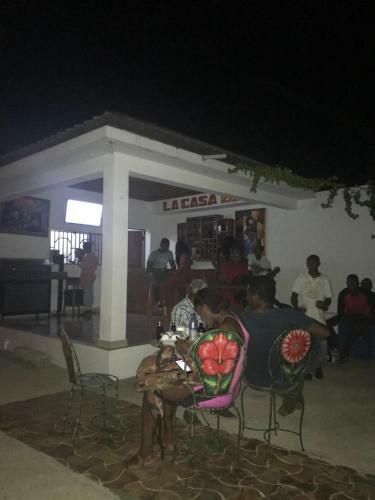 Hostal La Casa Guest House And Bar