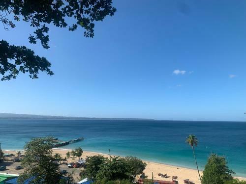 Modern Apartment Within 8 Minute Walk To Beach