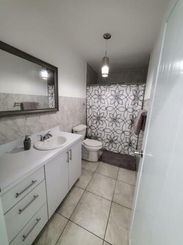 Modern Apartment Within 8 Minute Walk To Beach