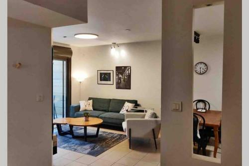 Stylish Private Garden Apartment W/ A Pool & Gym.