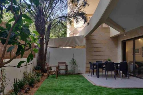 Stylish Private Garden Apartment W/ A Pool & Gym.