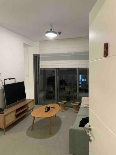 New Stunning Apartment With Private Balcony