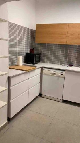 New Stunning Apartment With Private Balcony