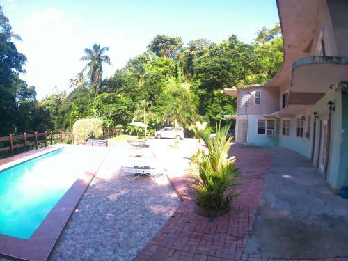 Toraille Waterfall Poolside Apartment