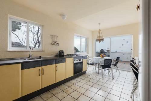 Lloret de Mar -villa Sleeps 9 With Pool , Seaview, Wifi, Streamingservices