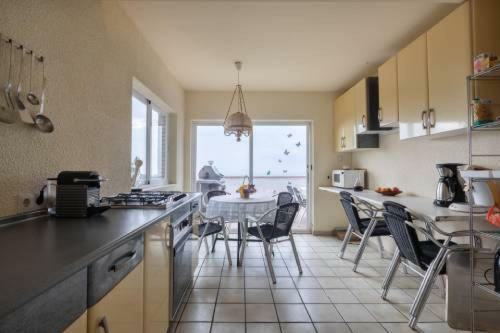 Lloret de Mar -villa Sleeps 9 With Pool , Seaview, Wifi, Streamingservices