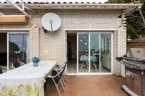 Lloret de Mar -villa Sleeps 9 With Pool , Seaview, Wifi, Streamingservices