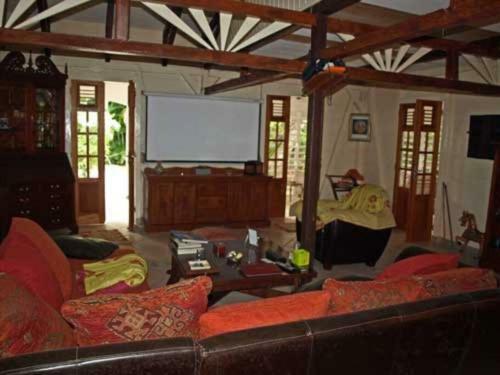 Villa Coloniale En Bois Du Pays