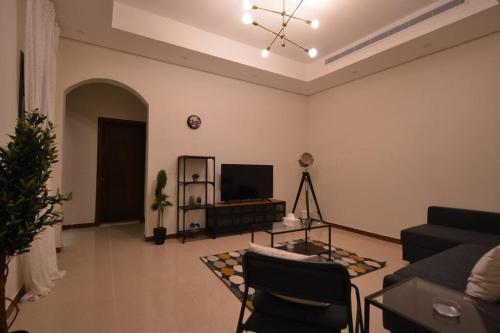 Comfy 2 Bedroom Apartment Great Location