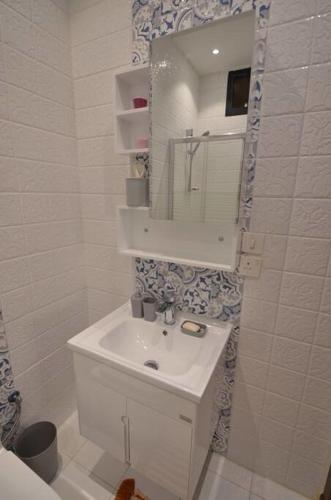 Comfy 2 Bedroom Apartment Great Location