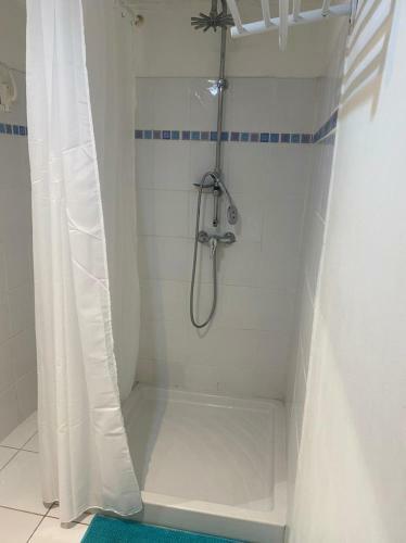 Hostal Location Bas De Maison