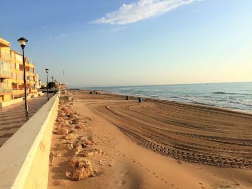 Beachfront And Bright Apartment