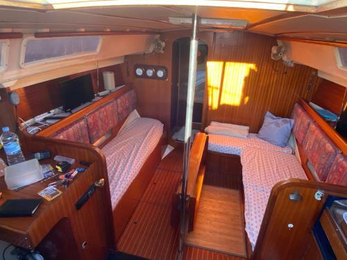 Welcome Aboard Yacht Cruiser!