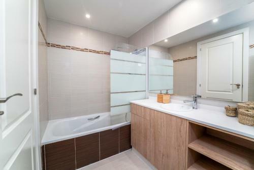 Apartamento Duquesa Dreams - 2 Bed/2 Bath Apt With Panoramic Golf Course And Mountain View
