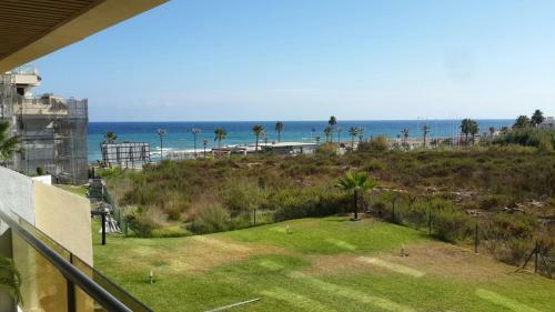 Puerto De La Duquesa Beachfront Apartment