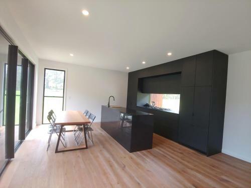 Hinze Dam Luxury Cabin Retreat