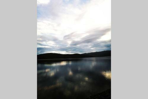 Hinze Dam Luxury Cabin Retreat
