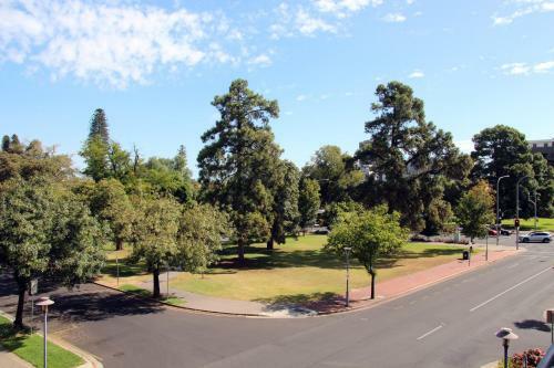 Adelaide Cbd Apartment - 3br, 2bath & Carpark