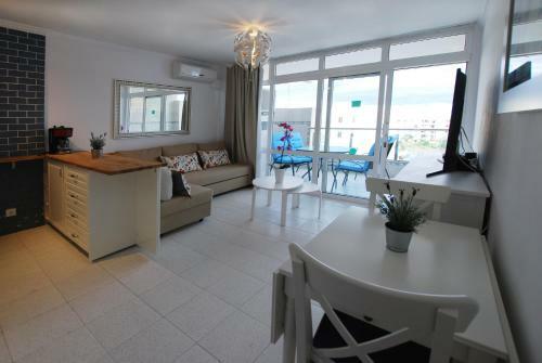 Central Apartment Overlooking Yumbo Centre With Heated Pool