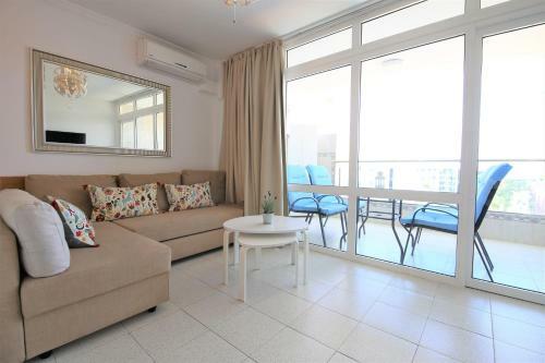 Central Apartment Overlooking Yumbo Centre With Heated Pool