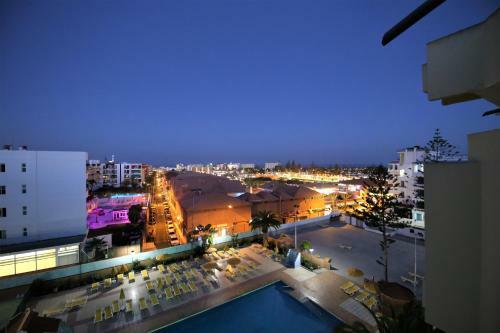Central Apartment Overlooking Yumbo Centre With Heated Pool