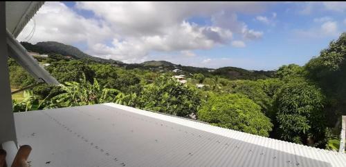 Charmant Haut De Villa Avec Piscine Partagee