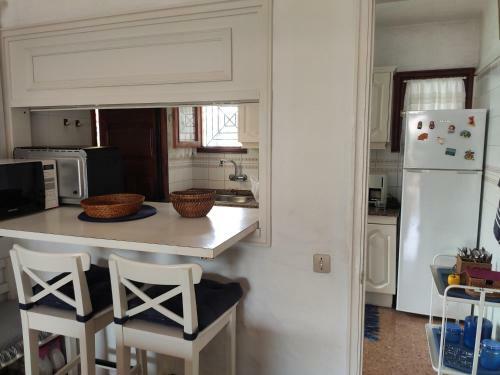 Lovely 2 Bedroom Bungalow With Parking