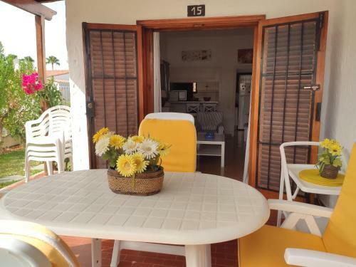 Lovely 2 Bedroom Bungalow With Parking