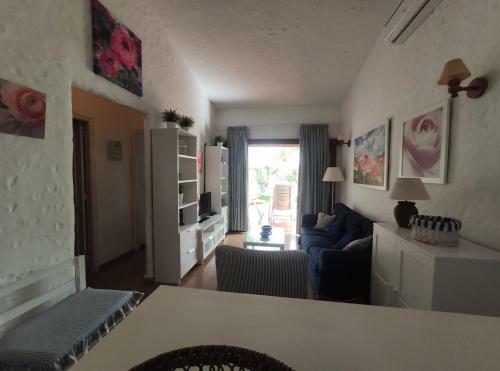 Lovely 2 Bedroom Bungalow With Parking