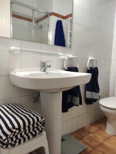 Lovely 2 Bedroom Bungalow With Parking