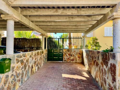 Sea Edge Friendly Villa