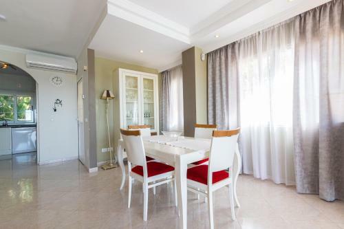 Sea Edge Friendly Villa