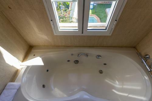 Sea Edge Friendly Villa