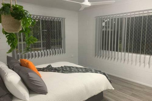 Andergrove Home With A Garden View-wi-fi & Netflix