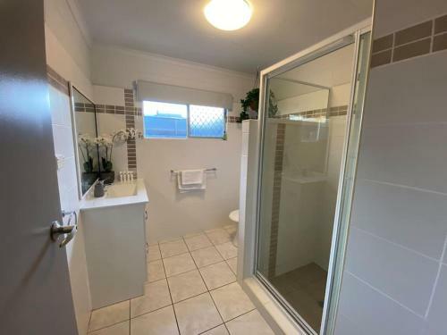 Andergrove Home With Leafy View, Wi-fi & Netflix