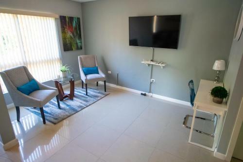 Modern 3 Bedroom Condo In Private Community 8