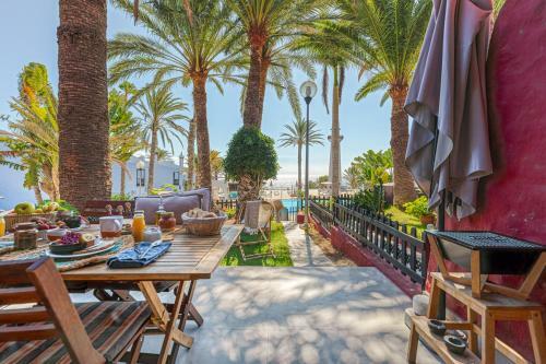 Apartamento Pharus: Retro Beach Home