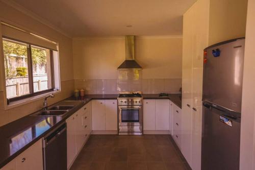 Orana ~ 2 Blocks To Beach ~ Free Wifi