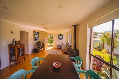 Orana ~ 2 Blocks To Beach ~ Free Wifi