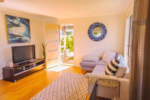 Orana ~ 2 Blocks To Beach ~ Free Wifi